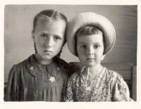 S.A. (right) with sister Tamara Photos from the archive of S. Alexievich